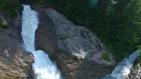 Wasserfall-Mit-Reißendem-Fluss