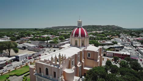 AERIAL---Church-and-park,-Montemorelos,-Nuevo-León,-Mexico,-forward-reveal