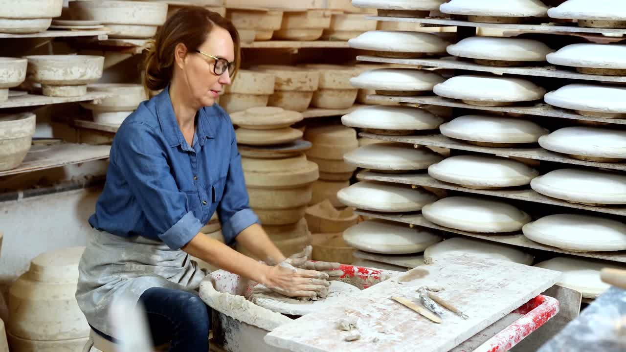 una alfarera moldeando una arcilla 4k