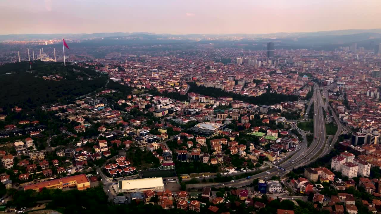 Torre Radio e TV di Camlica Istanbul - Vista 4K di Istanbul dalla cima a 587 metri - Istanbul - Ponte sul Bosforo a Istanbul - Veduta aerea panoramica degli edifici della città di Istanbul - Vista a volo d'uccello di Istanbul - Sole dietro i grattacieli di Istanbul al tramonto