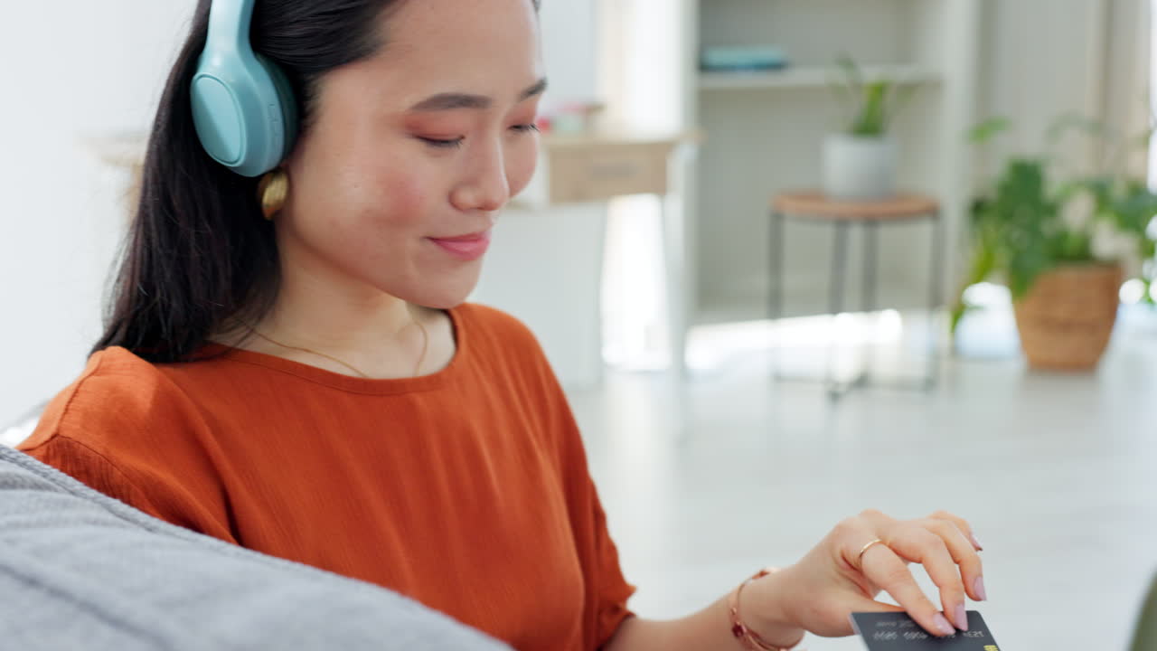 신용카드, 헤드폰, 여성의 노트북