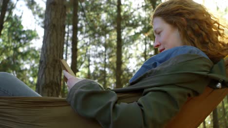 mujer leyendo un libro en el bosque 4k