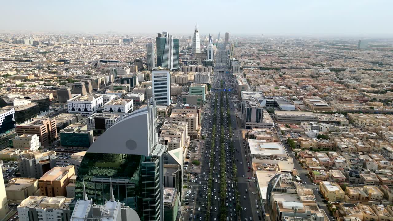 larga y lenta toma de avión no tripulado volando sobre la nueva ciudad moderna en arabia saudita