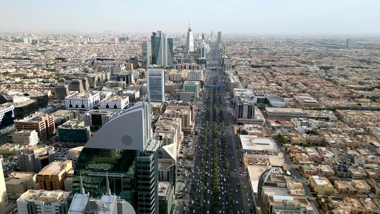 Lunga e lenta ripresa con drone in volo sopra una nuova città moderna in Arabia Saudita