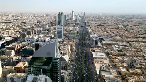 Tiro-Largo-Y-Lento-De-Drones-Volando-Sobre-Una-Nueva-Ciudad-Moderna-En-Arabia-Saudita