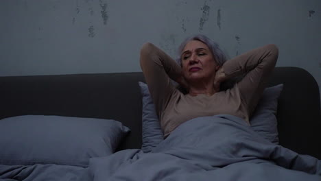 mujer tratando de dormir