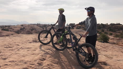 dos hombres atléticos tomando un descanso mientras la montaña