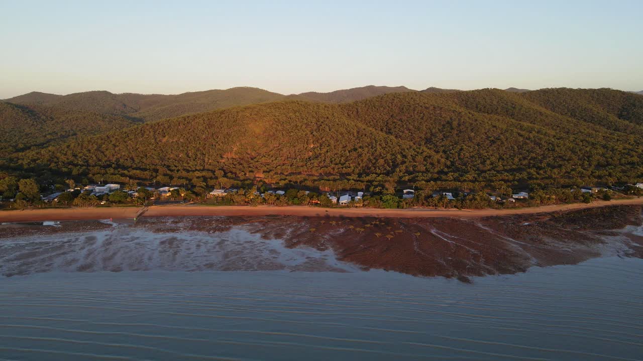 Parco vacanze sulla spiaggia di Clairview al crepuscolo nella regione di Isaac, QLD, Australia
