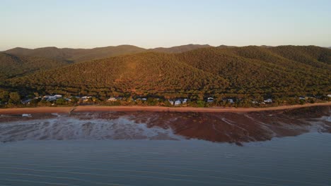 Parque-De-Vacaciones-En-La-Playa-De-Clairview-Al-Atardecer-En-La-Región-De-Isaac,-Qld,-Australia