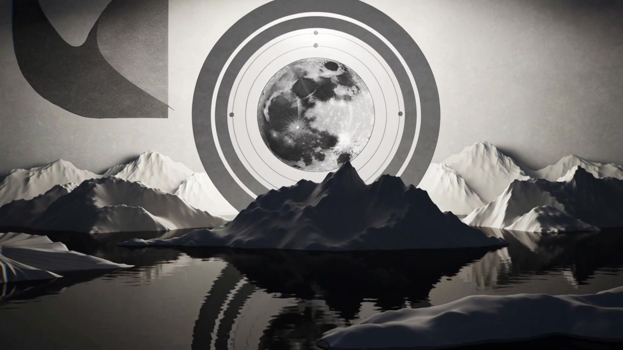 La telecamera si allontana, rivelando una montagna centrale su acqua calma in rendering monocromatico, con una luna anellata.