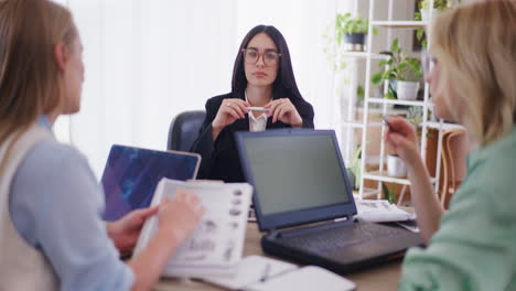 Colegas-Femeninas-Discuten-La-Estrategia-Empresarial-Durante-La-Reunión