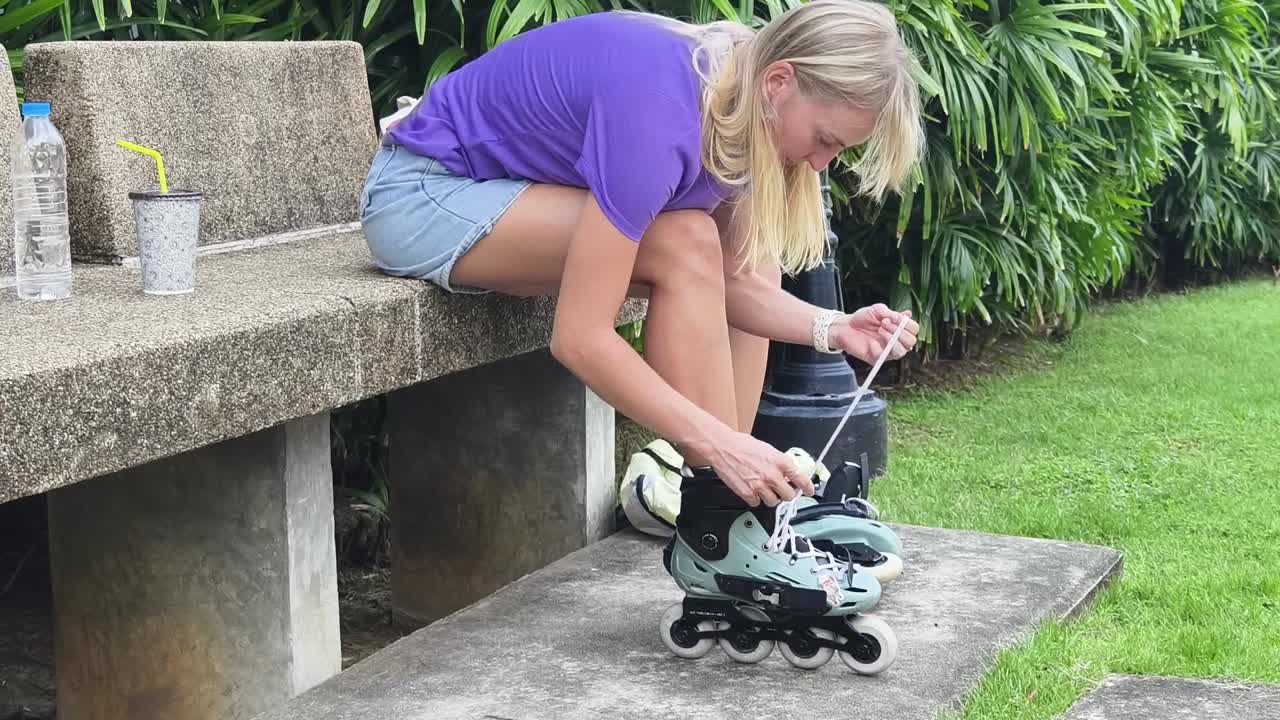 женщина на роликах в парке