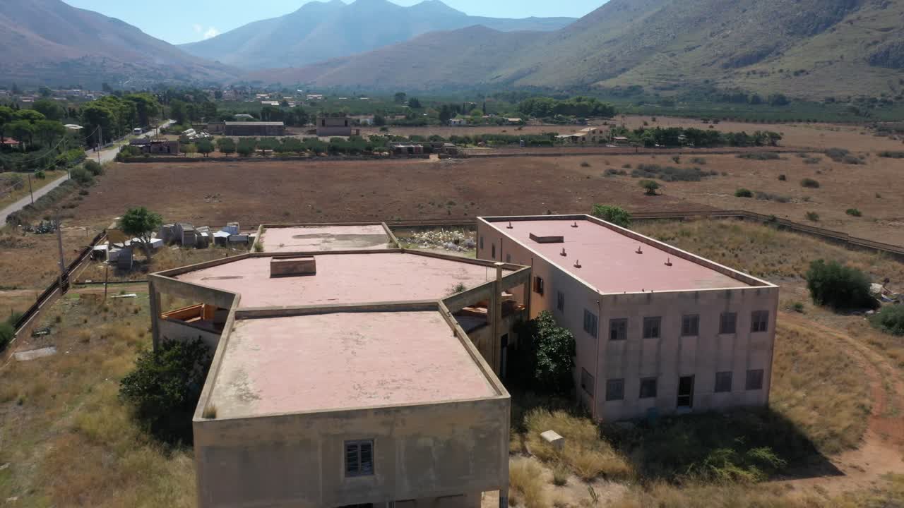 заброшенное здание в сельской местности сицилии