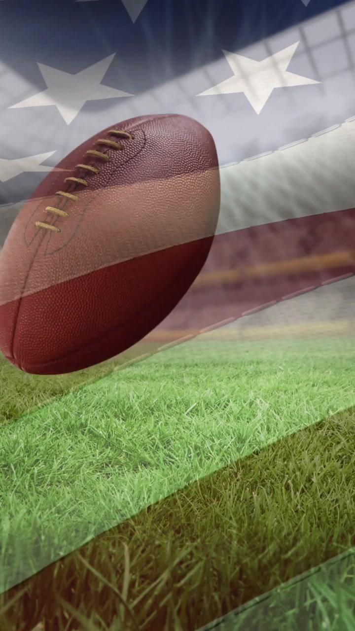 Bandiera americana che sventola su diverse palle da rugby che cadono sullo sfondo di uno stadio sportivo