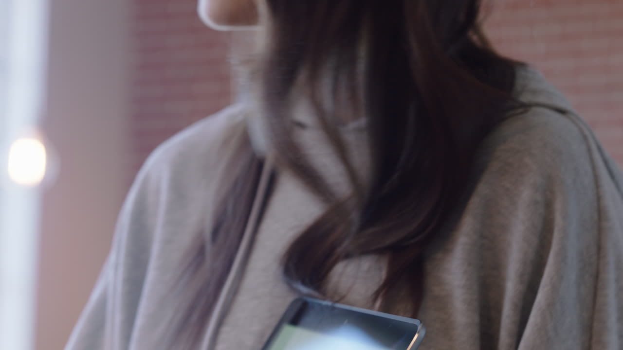 젊은 사업가 들 이 팀 리더 를 만나는 여자 들 이 태블릿 컴퓨터 를 사용 하여 재정 자료 를 제시 하고 사무실 의 회의실 에서 동료 들 에게 마케팅 아이디어 를 보여 주는 것