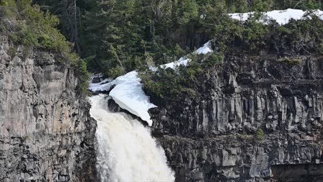 Ruhe-An-Den-Helmcken-Falls:-Ruhige-Aufnahmen-Von-Einem-Stativ