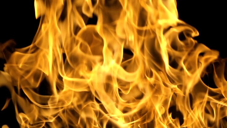 Feuerflammen auf schwarzem Hintergrund in Zeitlupe