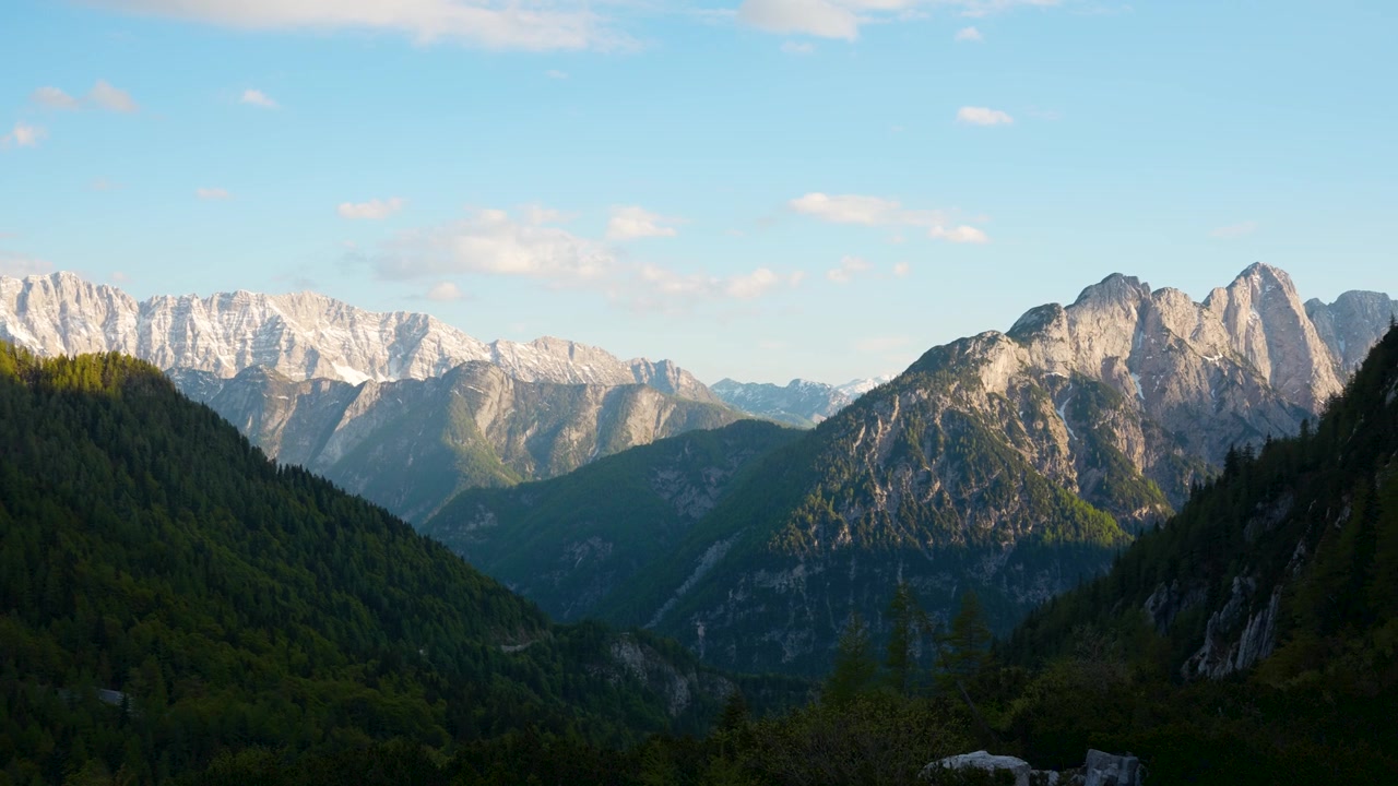 Goldene Stunde am Vršič-Pass, Slowenien. Atemberaubende Ausblicke.