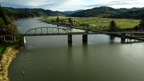 estados unidos, o, bahía de coos, río coos hwy 241, 2024-11-24 - vista de avión no tripulado del puente levadizo sobre el río coos en la carretera. acero verde, al amanecer.