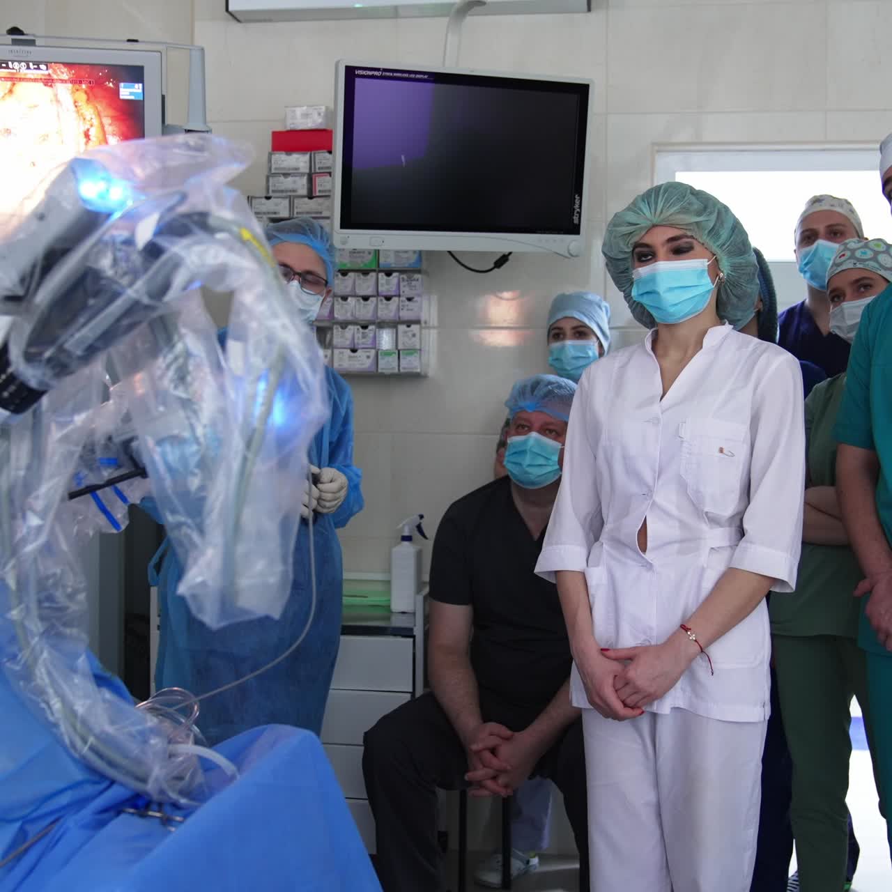 Un grupo de médicos y enfermeros cerca del robot Da Vinci en una sala de cirugía moderna. Un equipo de alta tecnología futurista realiza la operación.