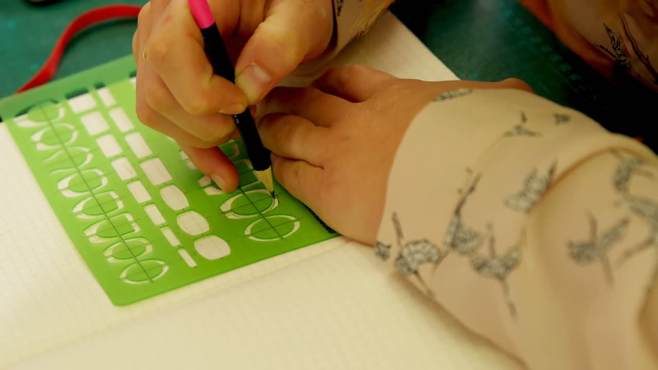 diseñador de joyas dibujando en papel blanco 4k