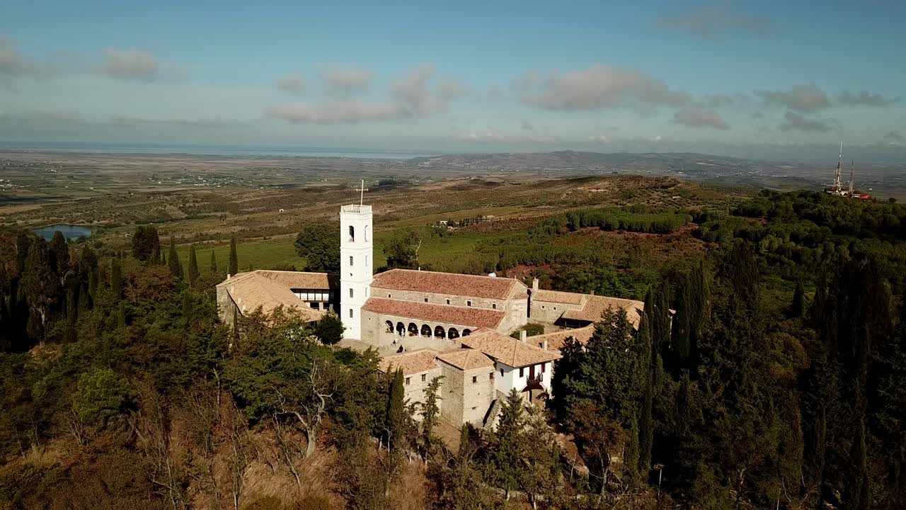 vista desde un avión no tripulado del monasterio de ardenica en albania, europa