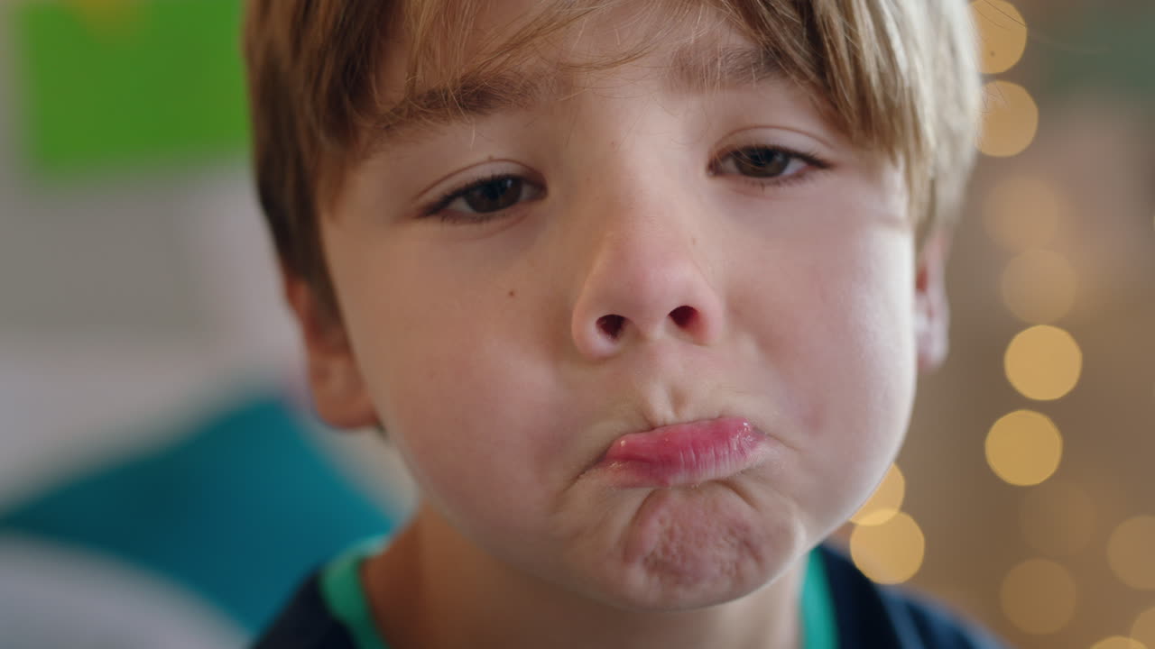 retrato de un niño triste que busca un niño infeliz en casa