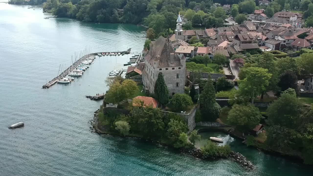 Vedute aeree del villaggio di Yvoire, in Francia