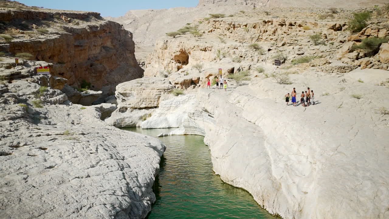 wadi bani khalid es una atracción al aire libre muy popular tanto para locales como para expatriados, y la gente viene aquí por la naturaleza, para nadar en las piscinas de agua dulce o simplemente para hacer una barbacoa.
