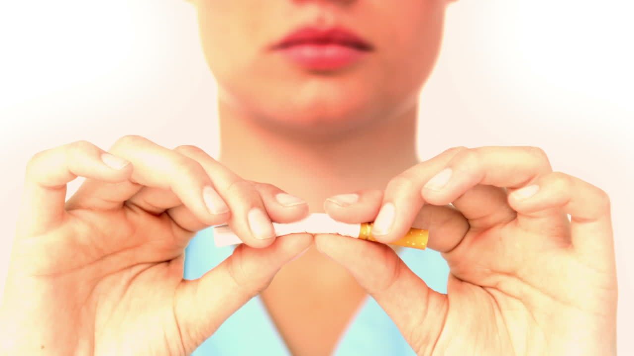 느린 동작으로 담배를 끊는 심각한 여성