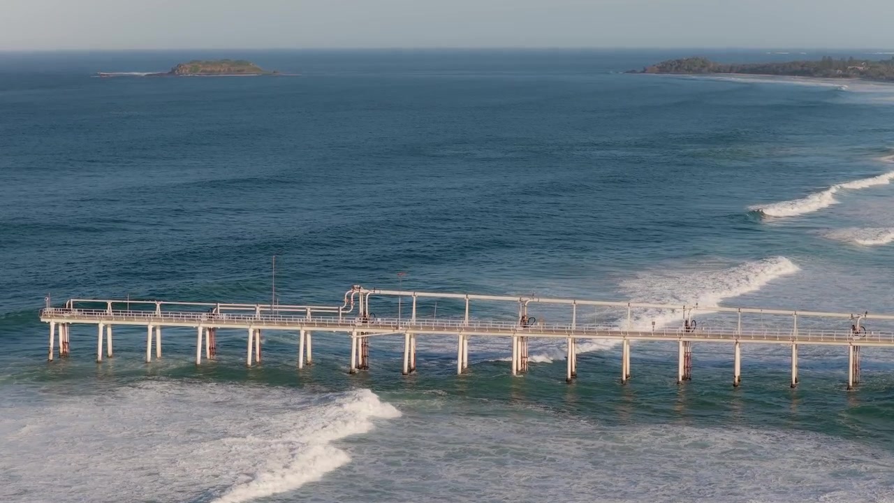 Bypass di sabbia di Tweed e Isola Cook in lontananza, Fingal Head, Nuovo Galles del Sud, Australia - Ripresa aerea con drone