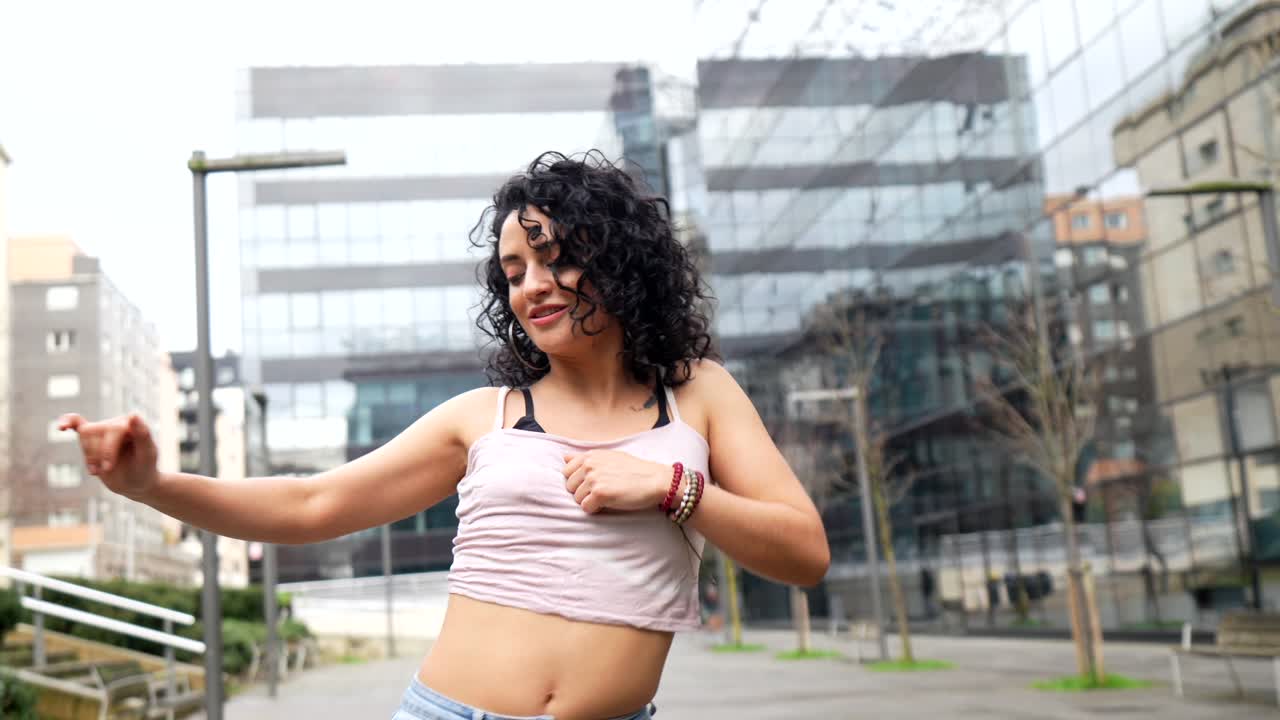 Mujer bailando en un entorno urbano