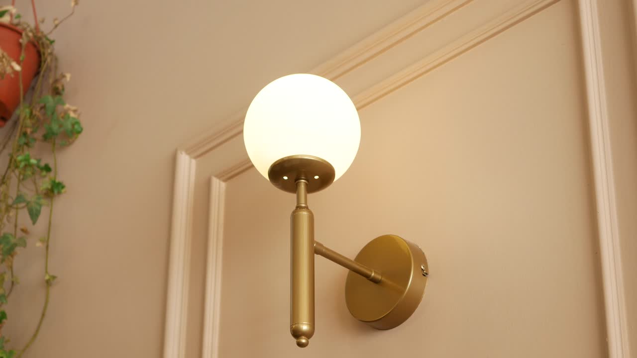 우아한 금색 벽 램프