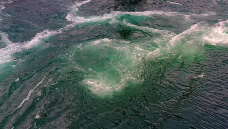 las olas de agua del río y el mar se encuentran durante la marea alta y la marea baja.