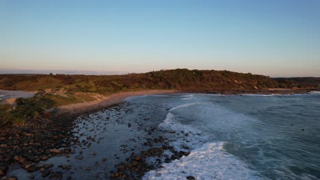 Waves-Crashing-On-The-Rocks-And-Pebbles-In-Angourie-Point-Beach-During-Sunset-In-Yamba,-NSW,-Australia