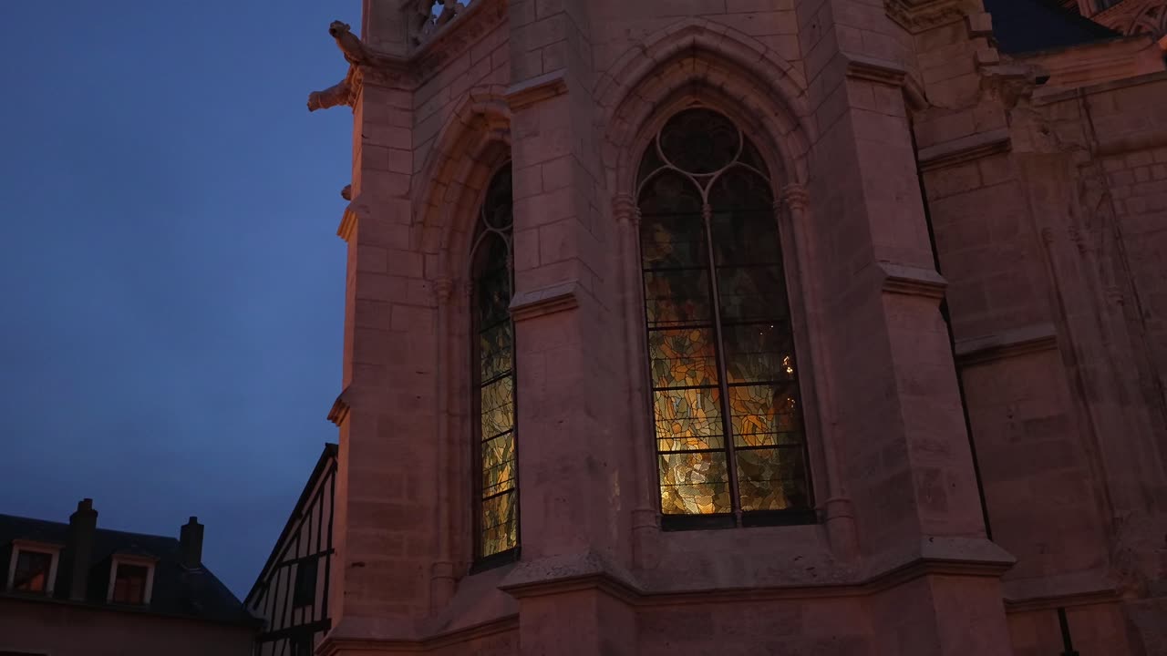 대성당 예배당 내부의 따뜻한 은 빛은 파란 시간에 교회 창문을 비추고 있습니다.