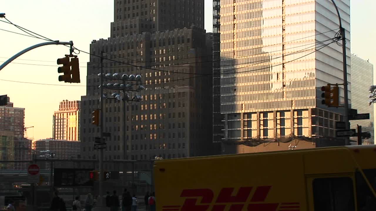 카메라는 뉴욕의 그라운드 제로 근처에서 건설 중인 새로운 마천루를 패닝합니다.