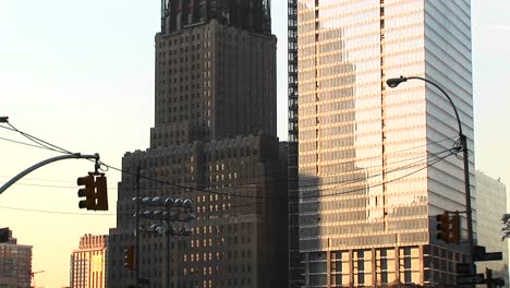 Die-Kamera-Schwenkt-Einen-Im-Bau-Befindlichen-Neuen-Wolkenkratzer-In-Der-Nähe-Von-Ground-Zero-In-New-York