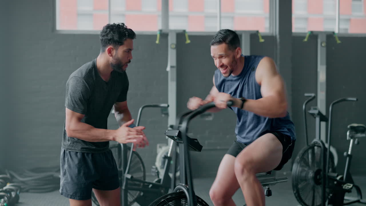 entrenador personal, bicicleta de acondicionamiento físico y ejercicio