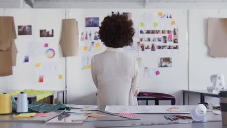 mujer de raza mixta trabajando en una oficina de moda
