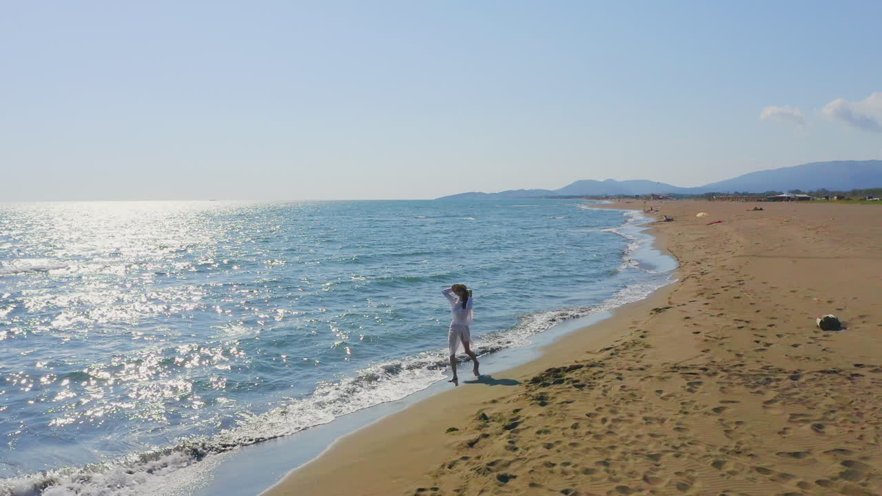 해변에 산책하는 여자