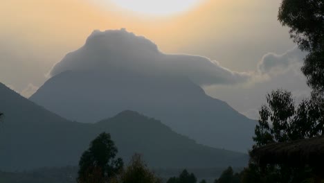 盧旺達與剛果邊境的維倫加火山連鎖頂部的雲端時間延遲拍攝