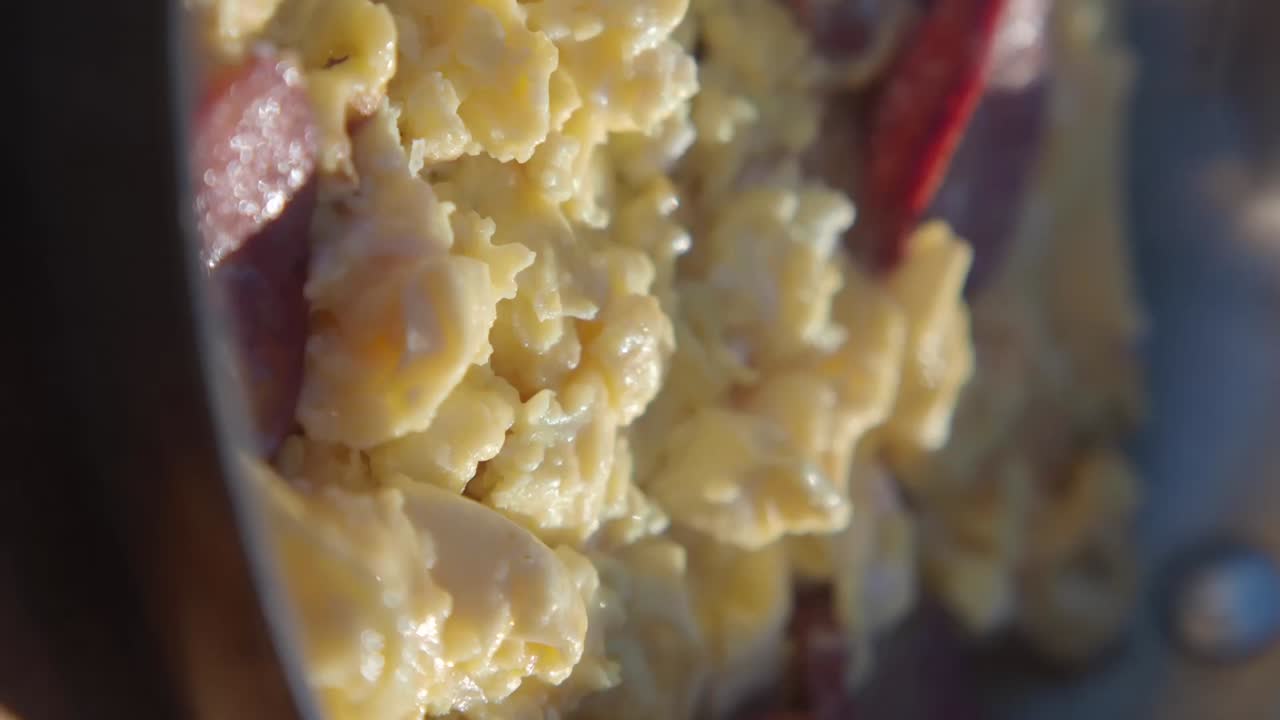 huevos revueltos con salchichas