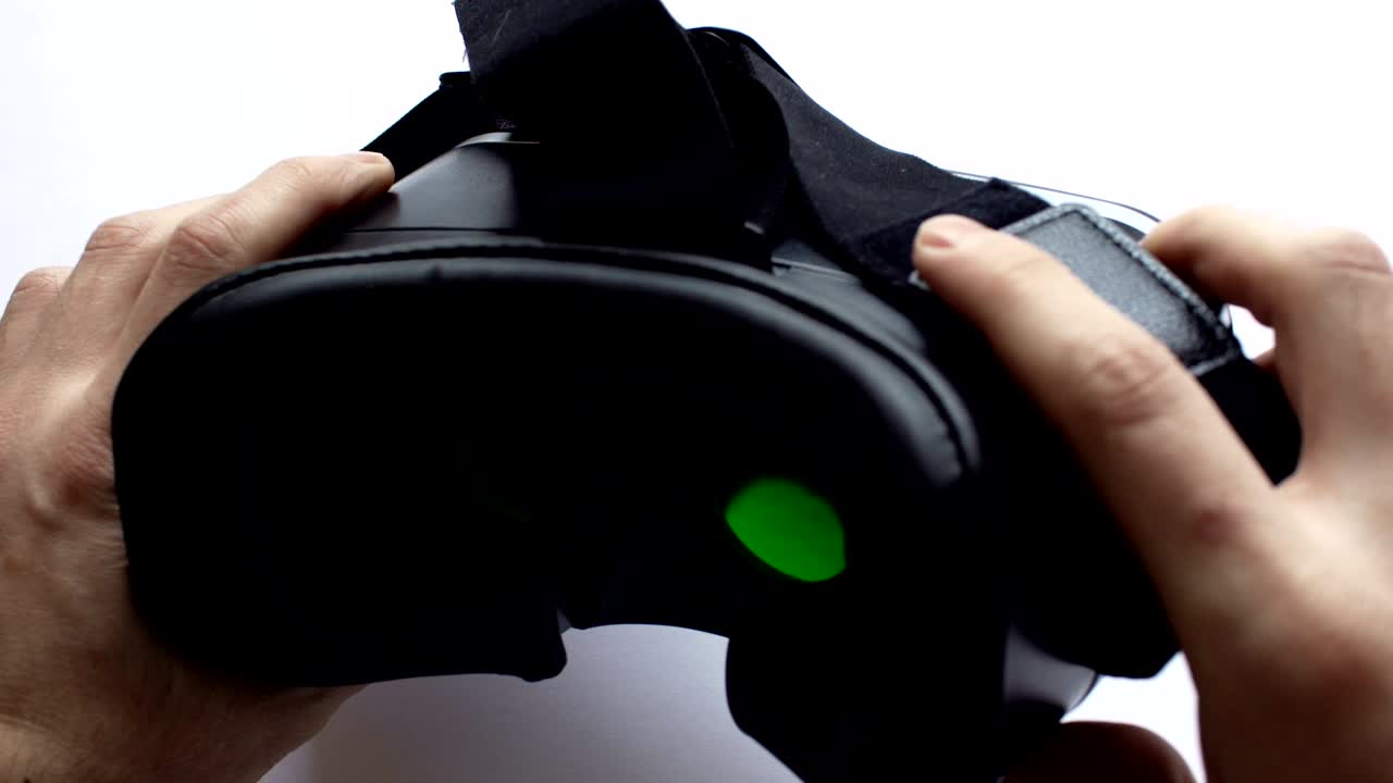 las manos de los hombres se quitan las gafas vr, auriculares de realidad virtual, video 4k uhd.