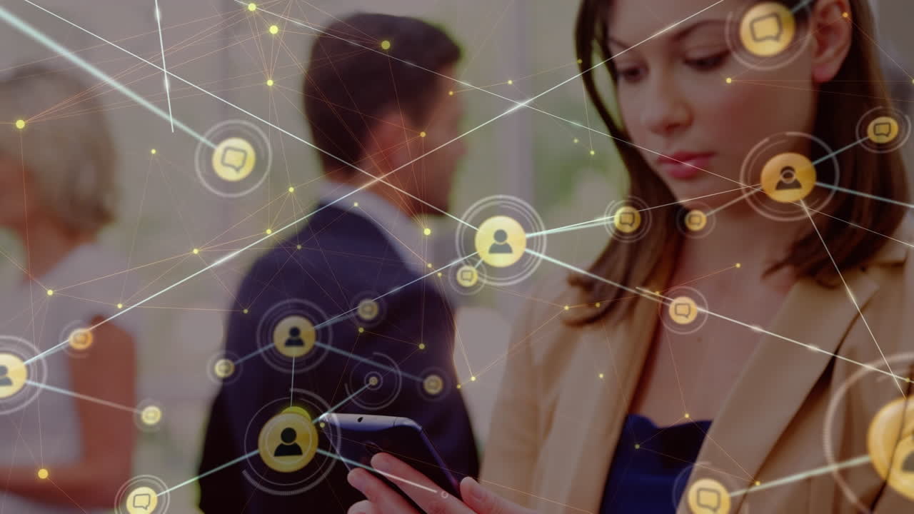 animación de una red de iconos de perfiles sobre una mujer de negocios caucásica que usa un teléfono inteligente en la oficina