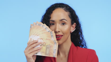 Portrait-of-businesswoman-with-money