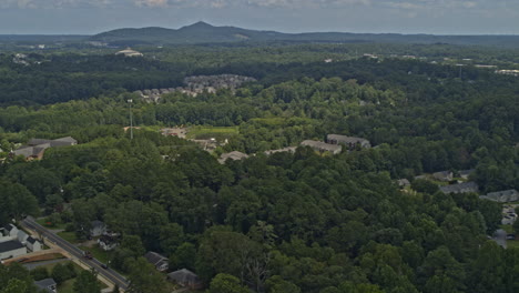 woodstock georgia aerial v4 toma panorámica hacia la derecha de un vecindario tranquilo, bosques salvajes y colinas - dji inspire 2, x7, 6k - agosto de 2020