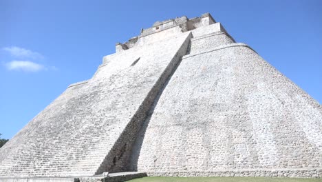 tomada de gran angular de la pirámide del mago en uxmal, yucatán, méxico