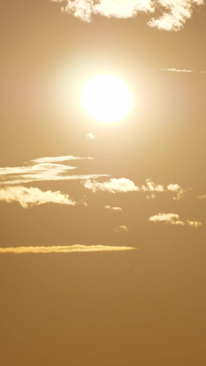 Gyldent solskin på himlen