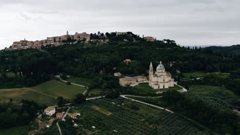 Luftaufnahme-Der-Grünen-Landschaft-Italiens-An-Einem-Bewölkten-Tag